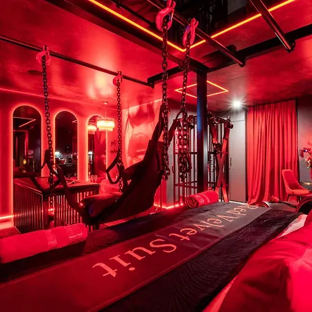 Apartamento Bdsm Premium Red Velvet By Atelier Noir Adults Only, Self Check In, Breakfest, Ac, Free Parking On The Street