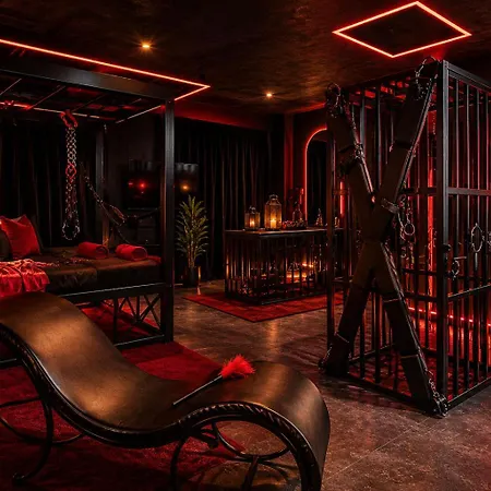 Apartamento Bdsm Premium Red Velvet By Atelier Noir Adults Only, Self Check In, Breakfest, Ac, Free Parking On The Street
