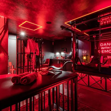 Bdsm Premium Red Velvet By Atelier Noir Adults Only, Self Check In, Breakfest, Ac, Free Parking On The Street *