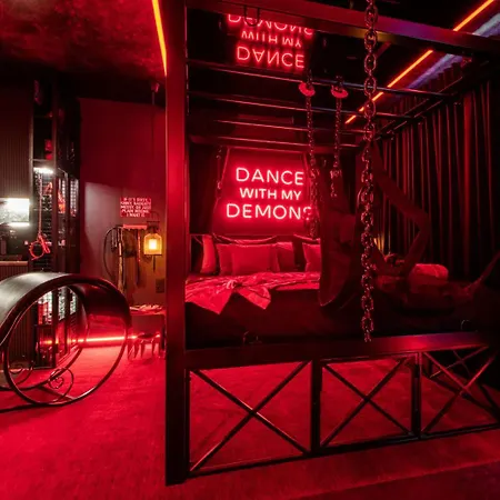 Bdsm Premium Red Velvet By Atelier Noir Adults Only, Self Check In, Breakfest, Ac, Free Parking On The Street