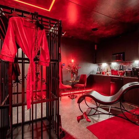 Bdsm Premium Red Velvet By Atelier Noir Adults Only, Self Check In, Breakfest, Ac, Free Parking On The Street
