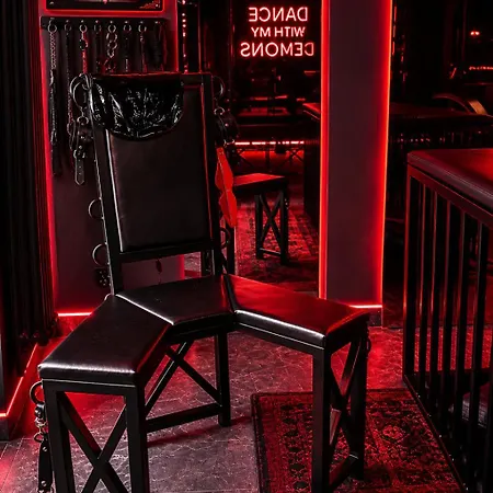 Apartamento Bdsm Premium Red Velvet By Atelier Noir Adults Only, Self Check In, Breakfest, Ac, Free Parking On The Street