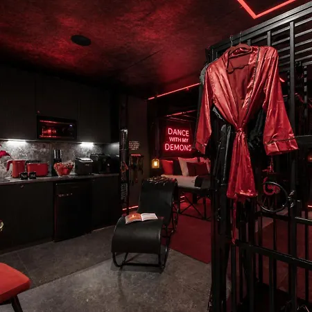 Apartamento Bdsm Premium Red Velvet By Atelier Noir Adults Only, Self Check In, Breakfest, Ac, Free Parking On The Street *