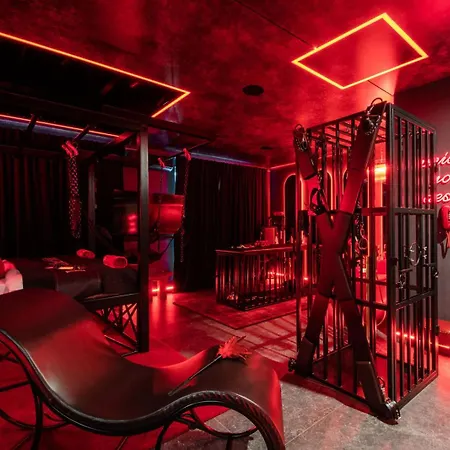 Bdsm Premium Red Velvet By Atelier Noir Adults Only, Self Check In, Breakfest, Ac, Free Parking On The Street Apartamento