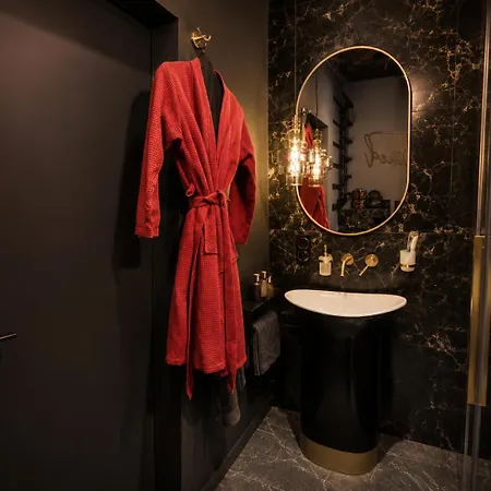 Bdsm Premium Red Velvet By Atelier Noir Adults Only, Self Check In, Breakfest, Ac, Free Parking On The Street 华沙