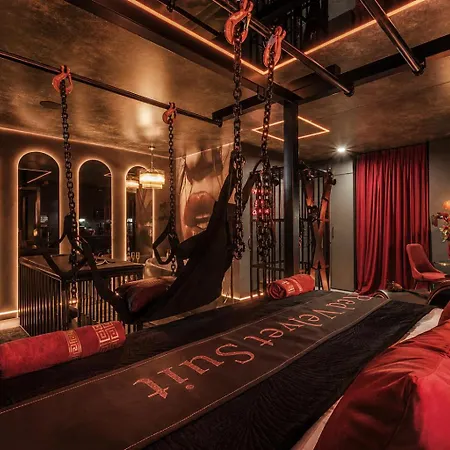 Bdsm Premium Red Velvet By Atelier Noir Adults Only, Self Check In, Breakfest, Ac, Free Parking On The Street Varsóvia
