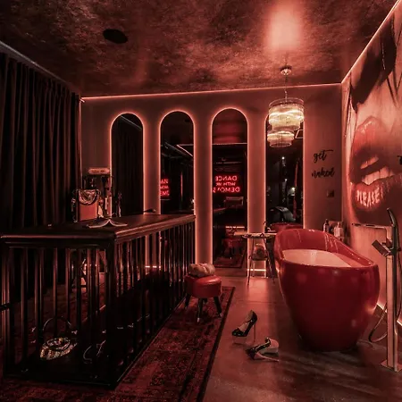 Bdsm Premium Red Velvet By Atelier Noir Adults Only, Self Check In, Breakfest, Ac, Free Parking On The Street * Varsóvia