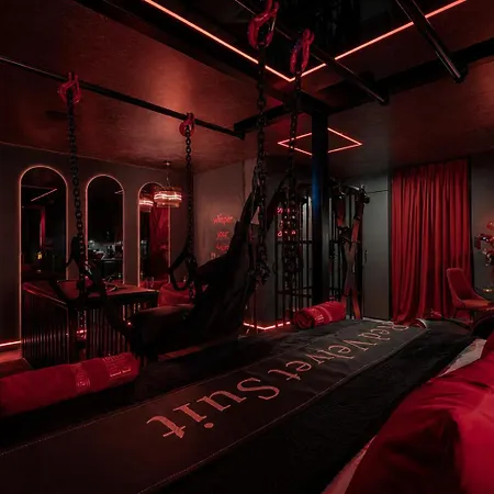 Apartamento Bdsm Premium Red Velvet By Atelier Noir Adults Only, Self Check In, Breakfest, Ac, Free Parking On The Street *