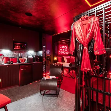 Bdsm Premium Red Velvet By Atelier Noir Adults Only, Self Check In, Breakfest, Ac, Free Parking On The Street Apartamento